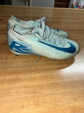 Nike size 2.5 (Nike Mercurial Vapor 16 Academy Soccer Cleats)
